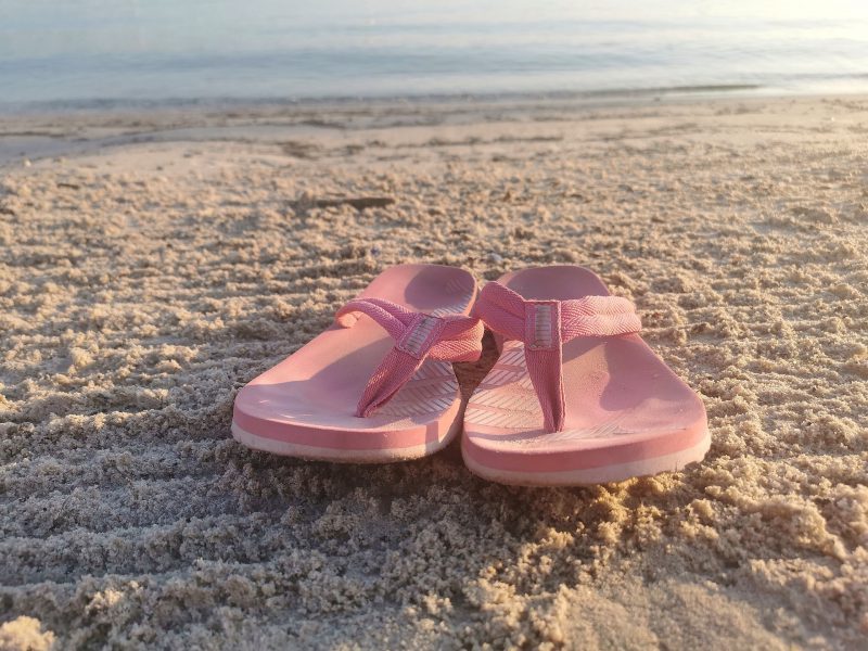 Klapki damskie sportowe nieodłącznym elementem plażowej stylizacji