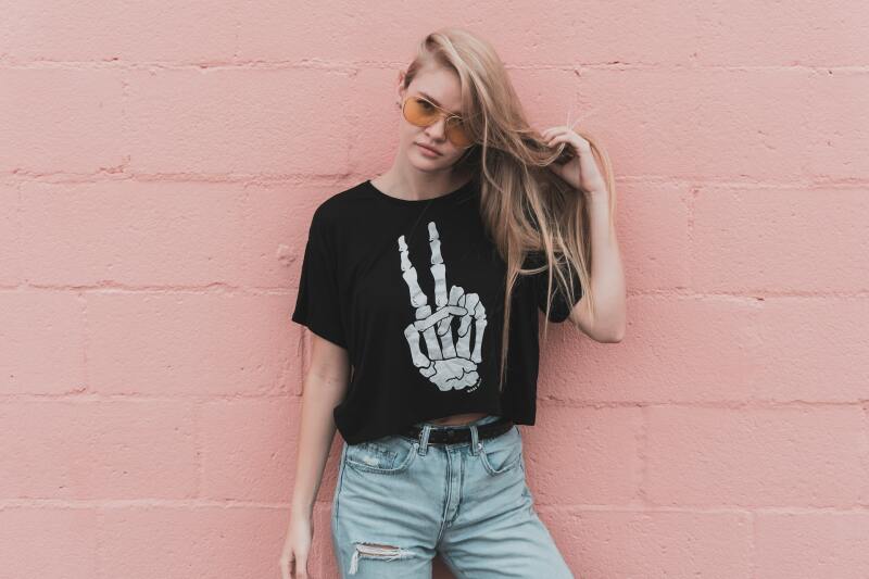 Koszule damskie i T-shirty – jak zestawić je w jednej stylizacji?